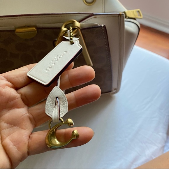 Coach hand bag - Picture 2 of 13